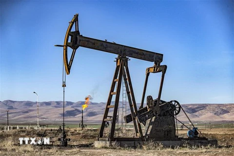 Một giếng dầu tại thị trấn Qahtaniyah, tỉnh Hasakah, Syria. (Ảnh: AFP/TTXVN)
