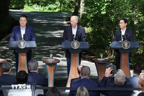 Tổng thống Hàn Quốc Yoon Suk Yeol (trái), Tổng thống Mỹ Joe Biden (giữa) và Thủ tướng Nhật Bản Fumio Kishida (phải) tại cuộc họp báo chung sau cuộc gặp ở Trại David, Maryland, Mỹ, ngày 18/8. (Ảnh: Yonhap/TTXVN)