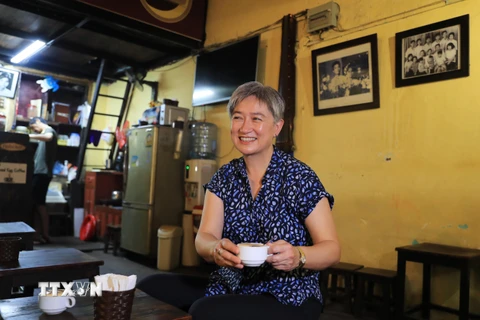 Bộ trưởng Ngoại giao Australia Penny Wong thưởng thức ly càphê trứng trên phố Đinh Tiên Hoàng. (Ảnh: Lâm Khánh/TTXVN)