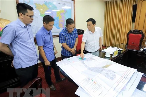 Phó Chủ tịch UBND tỉnh Thái Bình Lại Văn Hoàn thông tin cho báo chí về công tác phát triển kinh tế xã hội, trồng và bảo vệ phát triển rừng tại địa phương. (Ảnh: Thế Duyệt/TTXVN)