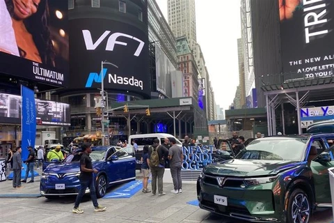 VinFast trưng bày sản phẩm xe điện trước cửa trụ sở chính của Nasdaq ở Quảng trường Thời đại, New York. (Ảnh: Quang Huy/TTXVN)