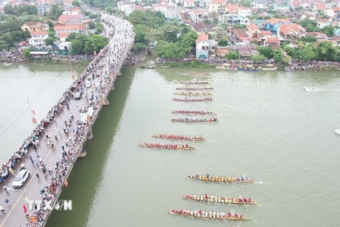 Lễ hội đua thuyền truyền thống mừng Tết Độc Lập trên dòng sông Kiến Giang. (Nguồn: TTXVN)