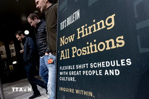 Biển hiệu tuyển người làm tại Arlington, bang Virginia, Mỹ. (Ảnh: AFP/TTXVN)