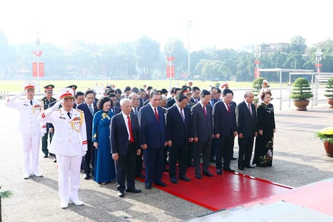 Các lãnh đạo, nguyên lãnh đạo Đảng, Nhà nước thành kính tưởng nhớ Chủ tịch Hồ Chí Minh. (Ảnh: Phạm Kiên/TTXVN)