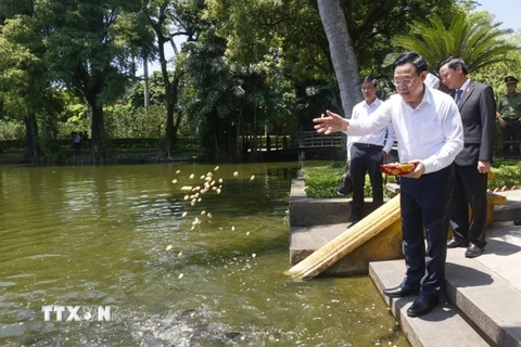 Chủ tịch Quốc hội Vương Đình Huệ thăm ao cá Bác Hồ trong Khu Di tích Chủ tịch Hồ Chí Minh. (Ảnh: Doãn Tấn/TTXVN)