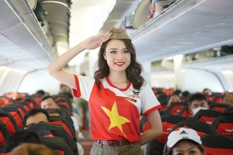 Hành khách trên các chuyến bay của Vietjet đã bất ngờ được ngắm các tiếp viên Vietjet trong trang phục cờ đỏ sao vàng và chiêm ngưỡng màn trình diễn áo dài họa tiết lấy cảm hứng từ nhiều địa danh lịch sử của Việt Nam.