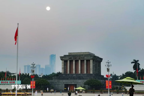 5h30 phút sáng nhưng Mặt Trăng vẫn hiện hữu trên bầu trời Quảng trường Ba Đình lịch sử. (Ảnh: Thanh Tùng/TTXVN)
