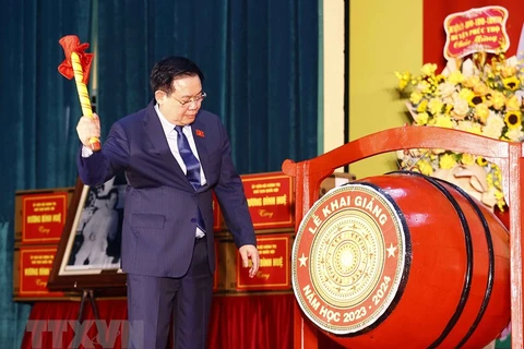 Chủ tịch Quốc hội Vương Đình Huệ đánh trống Khai giảng Năm học mới tại Trường Hữu nghị T78. (Ảnh: Doãn Tấn/TTXVN)