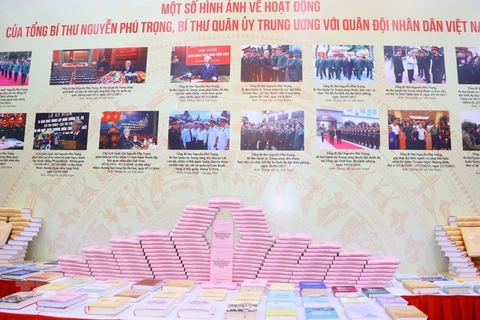 Khu trưng bày sách tại một buổi lễ giới thiệu cuốn sách của Tổng Bí thư Nguyễn Phú Trọng về quân sự, quốc phòng. (Ảnh: Văn Điệp/TTXVN)