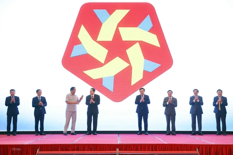 Chủ tịch Quốc hội Vương Đình Huệ và đại biểu thực hiện nghi thức ấn nút công bố Logo, Bộ Nhận diện, Website Hội nghị Nghị sỹ Trẻ Toàn cầu lần thứ 9. (Ảnh: Doãn Tấn/TTXVN)