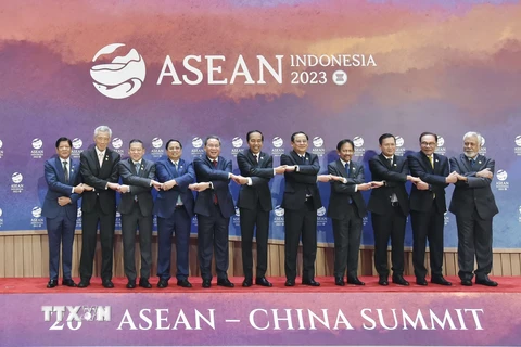 Thủ tướng Phạm Minh Chính và Trưởng đoàn các nước tham dự Hội nghị cấp cao ASEAN-Trung Quốc lần thứ 26. (Ảnh: Dương Giang/TTXVN)