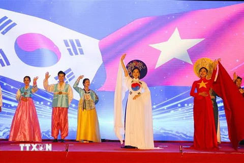 Trình diễn trang phục truyền thống của Việt Nam và Hàn Quốc tại Lễ Khai mạc. (Ảnh: Trần Lê Lâm/TTXVN)
