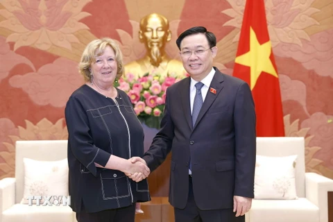 Chủ tịch Quốc hội Vương Đình Huệ tiếp bà Catherine Deroche, Chủ tịch Nhóm Nghị sỹ Hữu nghị Pháp-Việt. (Ảnh: Doãn Tấn/TTXVN)