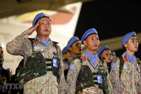 Đội Công binh số 1 thực hiện nghi lễ chào cờ tại Sân bay Quốc tế Nội Bài. (Ảnh: An Đăng/TTXVN)