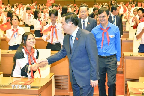 Chủ tịch Quốc hội Vương Đình Huệ với các đại biểu dự Phiên họp giả định Quốc hội Trẻ em lần thứ nhất năm 2023. (Ảnh: Minh Đức/TTXVN)