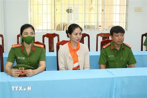 Cơ quan Cảnh sát Điều tra Công an tỉnh tống đạt các quyết định đối với bị can Phạm Thị Thanh Thùy. (Ảnh: TTXVN phát)