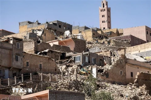 Nhiều ngôi nhà bị phá hủy sau trận động đất ở Moulay Brahim, tỉnh Al-Haouz, Maroc. (Ảnh: AFP/TTXVN)