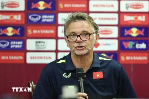 HLV trưởng Đội tuyển U23 Việt Nam Philippe Troussier trả lời câu hỏi của phóng viên tại cuộc họp báo sau trận đấu. (Ảnh: Minh Quyết/TTXVN)