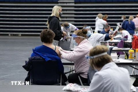 Nhân viên y tế tiêm vaccine phòng COVID-19 cho người dân tại Dayton, Ohio, Mỹ. (Ảnh: AFP/TTXVN)