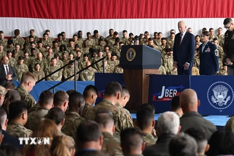 Tổng thống Mỹ Joe Biden phát biểu từ căn cứ quân sự Elmendorf-Richardson ở thành phố Anchorage, tiểu bang Alaska. (Ảnh: TTXVN phát)
