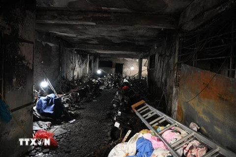 Hiện trường vụ cháy chung cư mini trong phố Khương Hạ, Thanh Xuân, Hà Nội. (Ảnh: Dương GiangTTXVN)