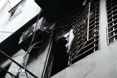 Hiện trường vụ cháy chung cư mini trong phố Khương Hạ, Thanh Xuân, Hà Nội. (Ảnh: Dương Giang/TTXVN)