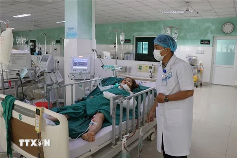 Một nạn nhân được điều trị tại Khoa Hồi sức Tích cực và Chống độc Bệnh viện Đa khoa tỉnh. (Ảnh: Cao Nguyên/TTXVN)