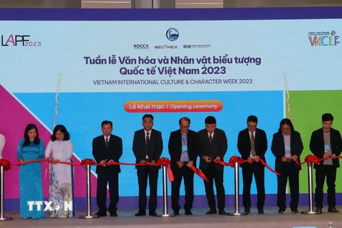 Cắt băng khai mạc Tuần lễ Văn hóa và Nhân vật Biểu tượng Quốc tế Việt Nam 2023 tại Bình Dương. (Ảnh: Dương Chí Tưởng/TTXVN)
