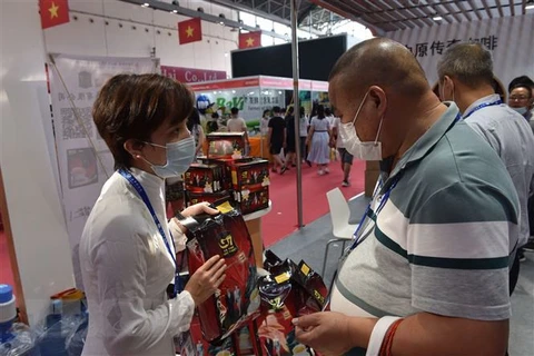 Khách tham quan tìm hiểu thông tin về sản phẩm tại một Hội chợ Trung Quốc-ASEAN. (Nguồn: TTXVN)