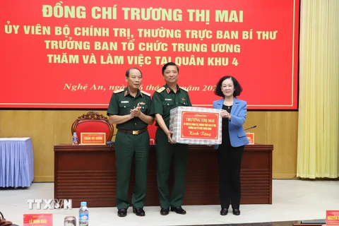 Bà Trương Thị Mai, Ủy viên Bộ Chính trị, Thường trực Ban Bí thư, Trưởng Ban Tổ chức Trung ương tặng quà cho lãnh đạo Quân khu 4. (Ảnh: Xuân Tiến/TTXVN)