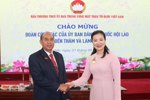 Phó Chủ tịch Ủy ban Trung ương MTTQ Việt Nam Trương Thị Ngọc Ánh và Chủ tịch Ủy ban Dân tộc Quốc hội Lào Khamchanh Sotapaserth. (Nguồn: Trang Thông tin Điện tử Mặt trận Tổ quốc)