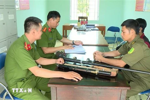 Người dân giao nộp vũ khí cho Công an xã Ia Dom, huyện biên giới Đức Cơ, tỉnh Gia Lai. (Ảnh: TTXVN phát)