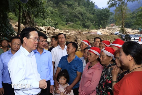 Chủ tịch nước Võ Văn Thưởng thăm hỏi, động viên nhân dân xã Liên Minh, thị xã Sa Pa, tỉnh Lào Cai. (Ảnh: Thống Nhất/TTXVN)