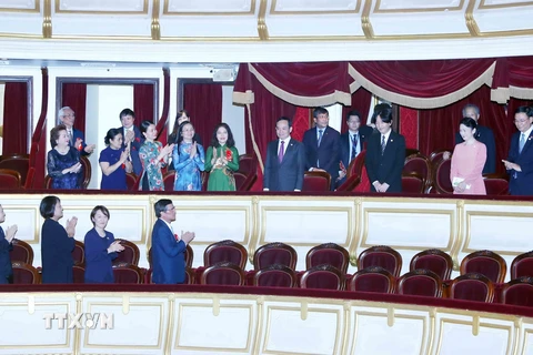 Hoàng Thái tử Nhật Bản Akishino và Công nương Kiko; Phó Thủ tướng Trần Lưu Quang với các đại biểu đến dự buổi Công chiếu vở opera 'Công nữ Anio.' (Ảnh: An Đăng/TTXVN)