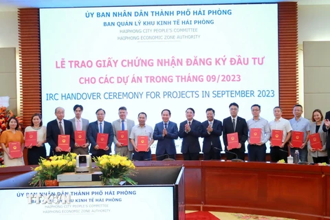 Lãnh đạo thành phố Hải Phòng chúc mừng các nhà đầu tư được trao chứng nhận đầu tư. (Ảnh: Minh Thu/TTXVN)