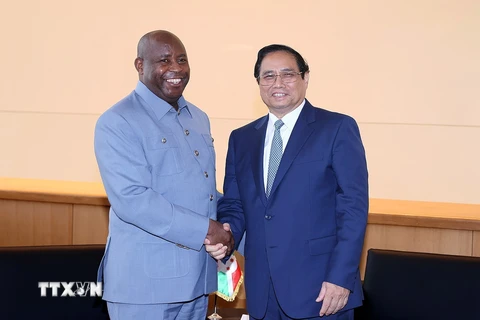 Thủ tướng Phạm Minh Chính gặp Tổng thống Burundi Evariste Ndayishimiye. (Ảnh: Dương Giang/TTXVN)