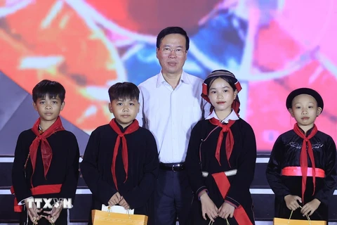 Chủ tịch nước Võ Văn Thưởng tặng quà cho các cháu thiếu nhi tại Đêm hội Thành Tuyên năm 2023. (Ảnh: Thống Nhất/TTXVN)