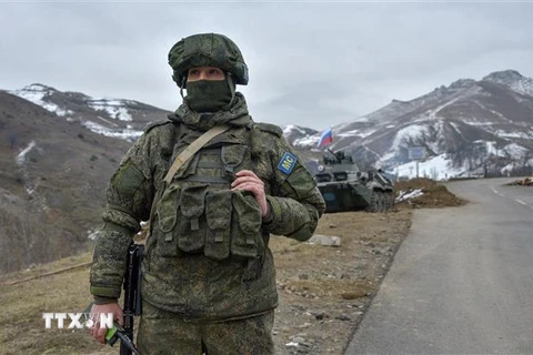Binh sỹ Gìn giữ Hòa bình Nga gác tại một trạm kiểm soát trên tuyến đường ở thị trấn Stepanakert. (Ảnh: AFP/TTXVN)