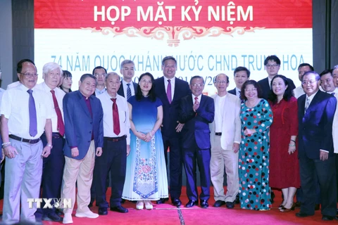 Các đại biểu chụp ảnh lưu niệm tại buổi họp mặt kỷ niệm 74 năm Quốc khánh Trung Quốc tại Thành phố Hồ Chí Minh(Ảnh: Xuân Khu/TTXVN) 