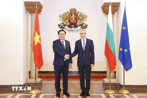 Chủ tịch Quốc hội Vương Đình Huệ hội kiến Thủ tướng Bulgaria Nikolai Denkov. (Ảnh: Doãn Tấn/TTXVN)