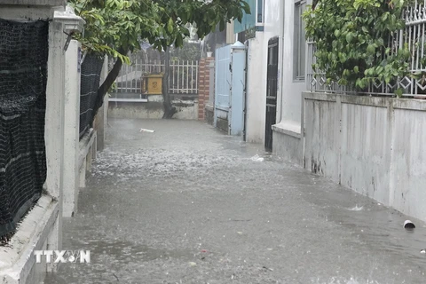 Mưa lớn trong thời gian ngắn khiến một số đoạn đường trong thành phố Huế bị ngập úng. (Ảnh: Mai Trang/TTXVN)