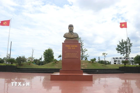 Tượng Lãnh tụ Cuba Fidel Castro được đặt ở vị trí trung tâm của Công viên Fidel ở thành phố Đông Hà, tỉnh Quảng Trị. (Ảnh: Nguyên Lý/TTXVN)