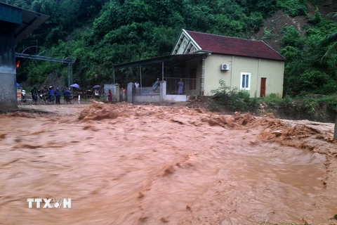 Nhiều nhà dân và các cơ quan đơn vị tại khối 1 thị trấn Mường Xén, huyện Kỳ Sơn, tỉnh Nghệ An, bị chia cắt do nước lũ chảy xiết. (Ảnh: TTXVN phát)