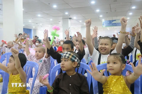 Niềm vui của các bệnh nhi ở Thành phố Hồ Chí Minh khi được tham dự Tết Trung Thu trong bệnh viện. (Ảnh: Đinh Hằng/TTXVN)