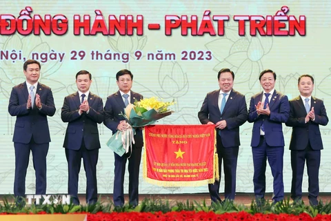 Phó Thủ tướng Trần Hồng Hà trao Cờ thi đua đơn vị xuất sắc trong phong trào thi đua yêu nước, năm 2022 cho Ủy ban Quản lý Vốn Nhà nước tại Doanh nghiệp. (Ảnh: An Đăng/TTXVN)