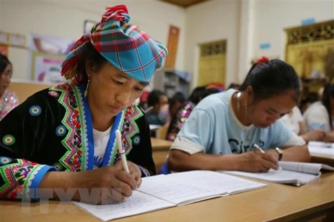 Các học viên tập viết chữ tại lớp xóa mù chữ tại bản Pho Lao Chải, xã Tả Lèng, huyện Tam Đường, tỉnh Lai Châu. (Ảnh: Quý Trung/TTXVN)