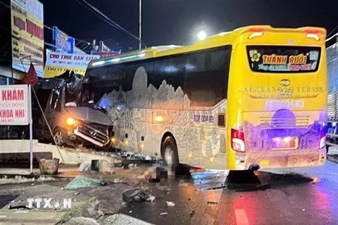 Hiện trường vụ tai nạn liên quan đến xe khách giường nằm của Nhà xe Thành Bưởi. (Ảnh: TTXVN phát)