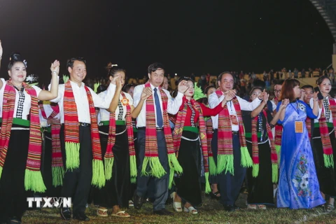 Bí thư Tỉnh ủy Yên Bái Đỗ Đức Duy (thứ hai, bên trái) và các đại biểu tham gia màn đại xòe cùng nhân dân tại Lễ hội Văn hóa, Du lịch Mường Lò năm 2023. (Ảnh: Việt Dũng/TTXVN)