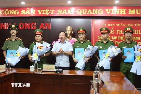 Ông Nguyễn Văn Út, Chủ tịch Ủy ban Nhân dân tỉnh Long An, trao thưởng cho các tập thể. (Ảnh: TTXVN phát)