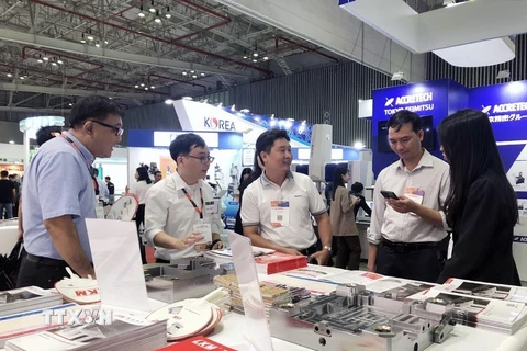 Khách tham quan Triển lãm về máy móc công cụ và giải pháp gia công kim loại lần thứ 16 năm 2023 tại Thành phố Hồ Chí Minh. (Ảnh: Mỹ Phương/TTXVN)